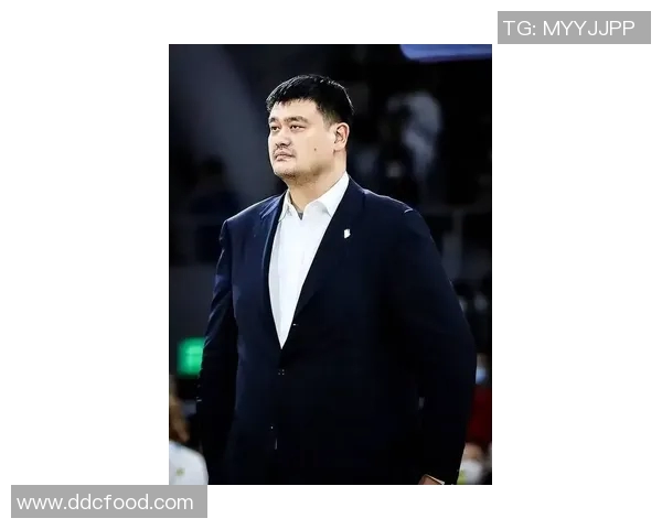 姚明举旗进场展现中国篮球精神点燃全场热情与期待