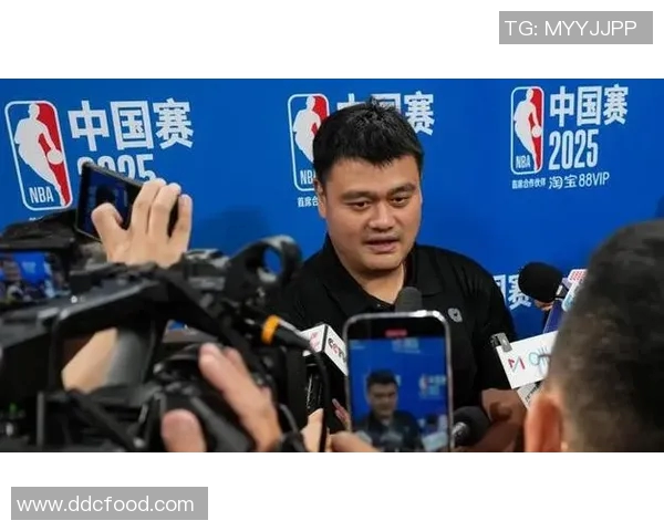 姚明在CBA赛场上打盹引发热议球迷们怎么看待这位巨星的休息时刻