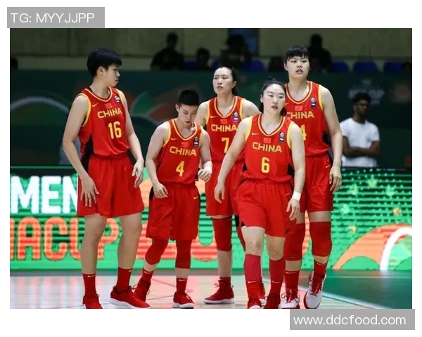 姚明携女篮奏响国歌时刻展现中国体育精神与团结力量