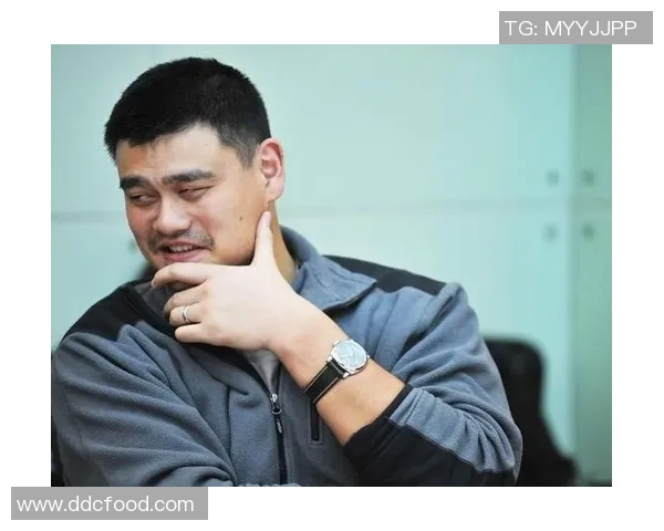 姚明在赛场上衣服拉好展现运动员风范与自信魅力