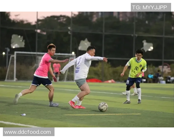 帅气足球明星的魅力男生画像展现青春活力与运动风采 帅气足球明星的魅力男生画像展现青春活力与运动风采