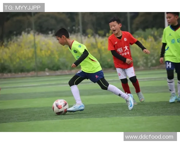 足球明星脚伤背后的隐秘故事与职业生涯的影响分析 足球明星脚伤背后的隐秘故事与职业生涯的影响分析