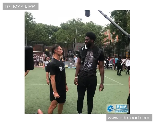 足球明星化身老人挑战篮球赛场展现不一样的运动魅力与风采 足球明星化身老人挑战篮球赛场展现不一样的运动魅力与风采